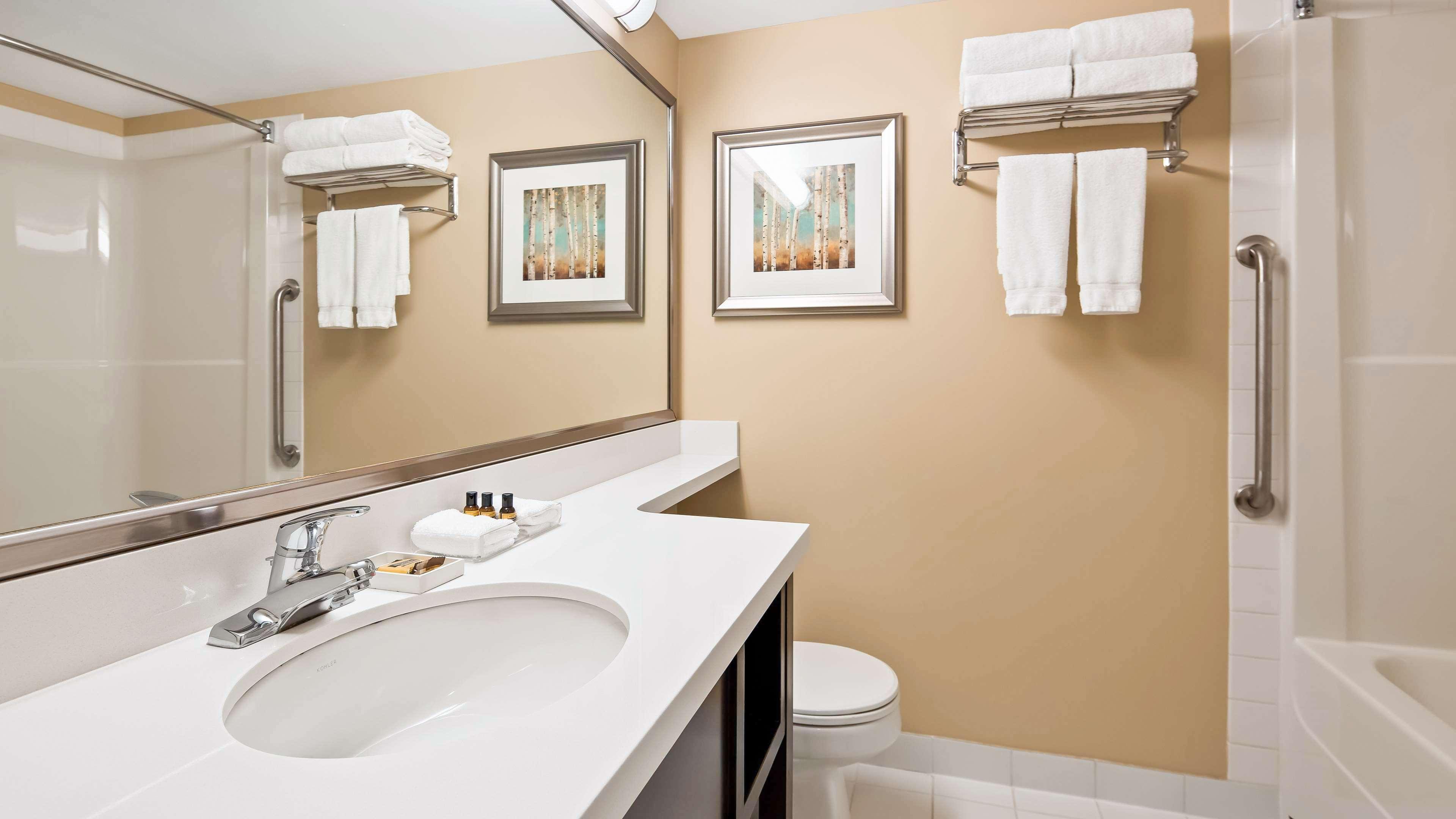 Best Western Plus Winnipeg Airport Hotel Buitenkant foto